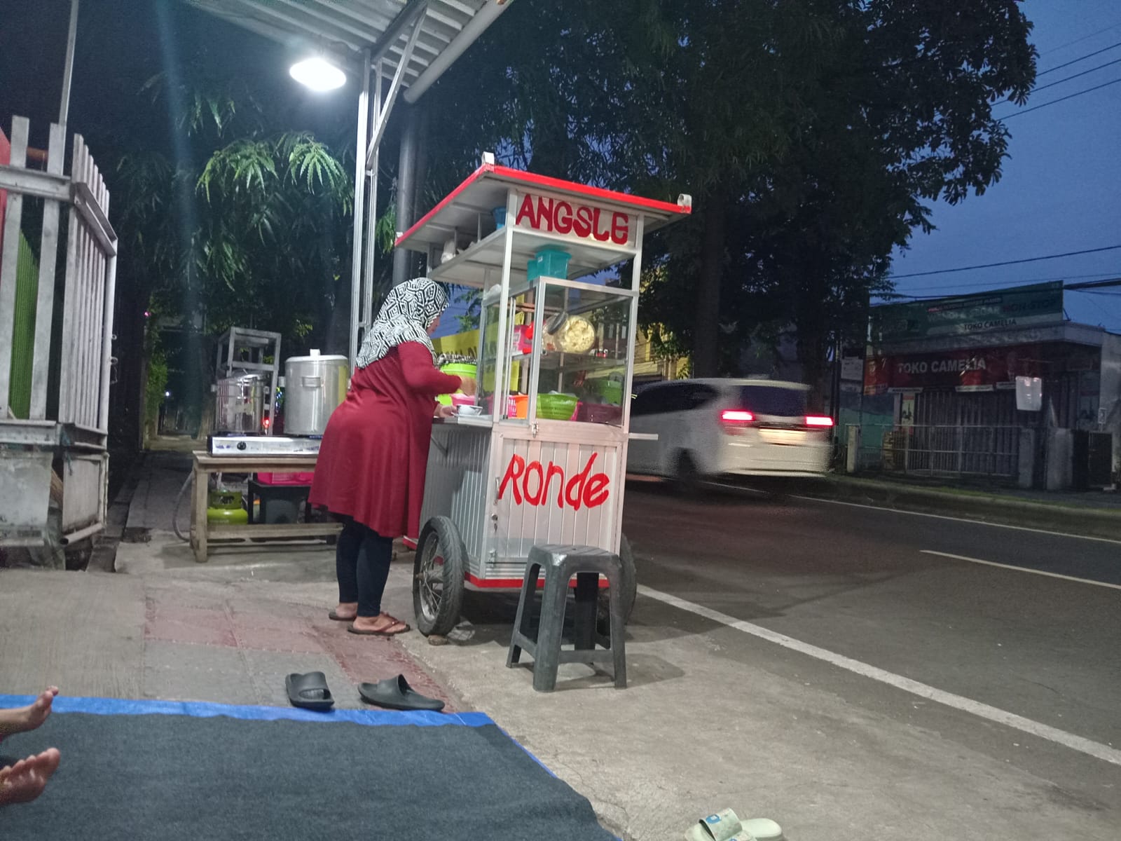 Wedang ronde murah dan enak bisa dinikmati di Warung Ronde Sukowidi, Banyuwangi.