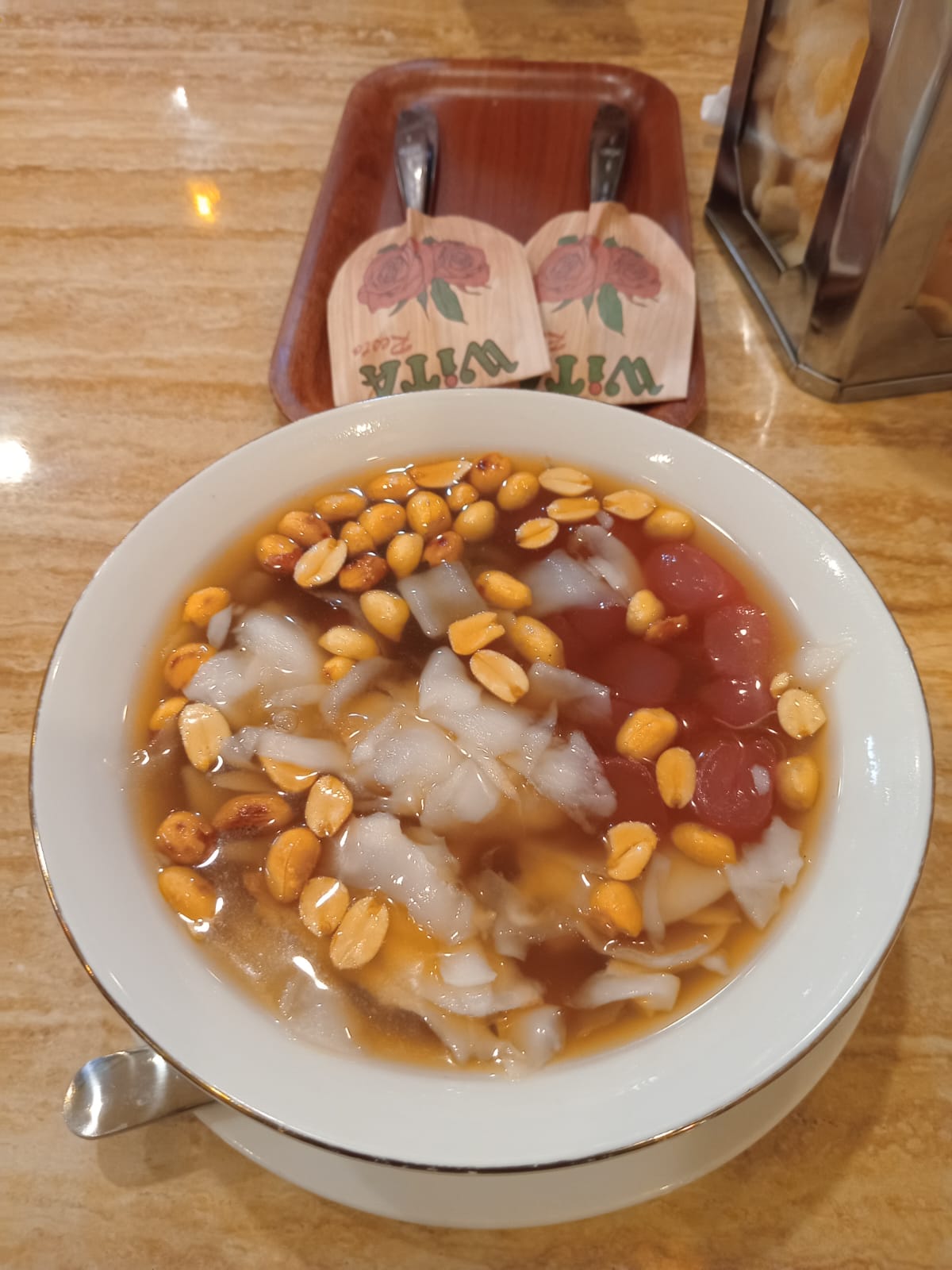 Wedang ronde porsi jumbo disajikan di Wita Resto & Cafe Banyuwangi.