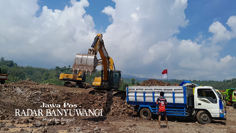 PEMBANGUNAN TOL: Sejumlah pekerja tol probowangi menjahit terpal untuk meratakan lahan tol, di Desa Langkap, Kecamatan Besuki, Situbondo, Selasa (13/2).