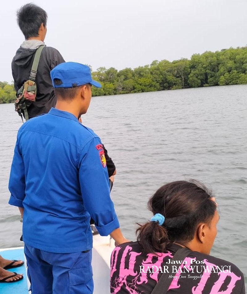 Warga dan Tim Satpolairud Polres Situbondo melakukan pencarian Aril, 16, warga Dusun Ranurejo, Desa Sumberanyar, Banyuputih, Rabu (14/2).