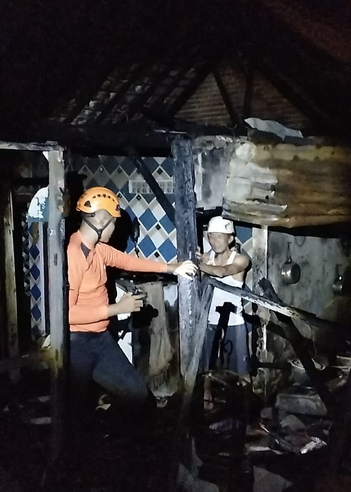 Rumah lukis di Panderejo, Banyuwangi terbakar saat ditinggal pemiliknya nonton perhitungan suara.