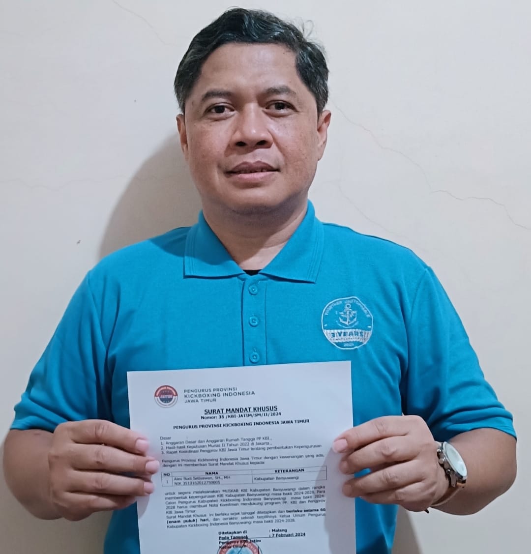 SURAT MANDAT : Alex Budi Setiyawan memegang surat mandat dari Pengprov KBI Jawa Timur untuk segera menggelar Muskab di Banyuwangi.