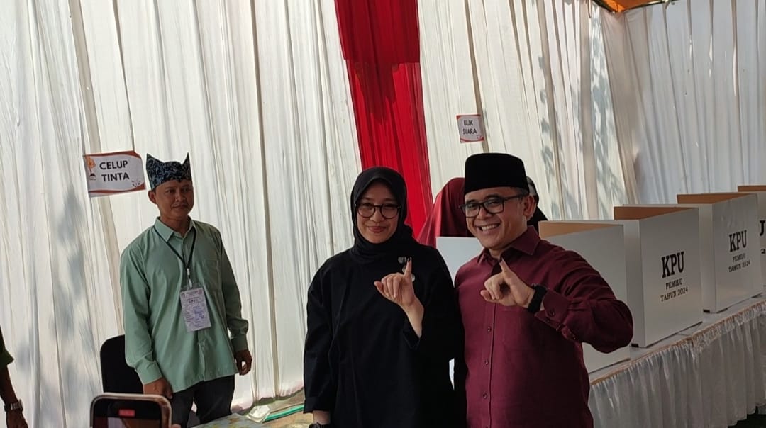 BERIKAN SUARA: Bupati Banyuwangi Ipuk Fiestiandani dan Menpan RB Abdullah Azwar Anas mencoblos di TPS 02, Dusun/Desa Karangdoro, Kecamatan Tegalsari Rabu (14/2).