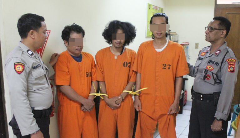 Tiga sekawan AK (43), FA (20) dan AS (20), diamankan Sat Resnarkoba Polres Bandara Ngurah Rai, Bali.