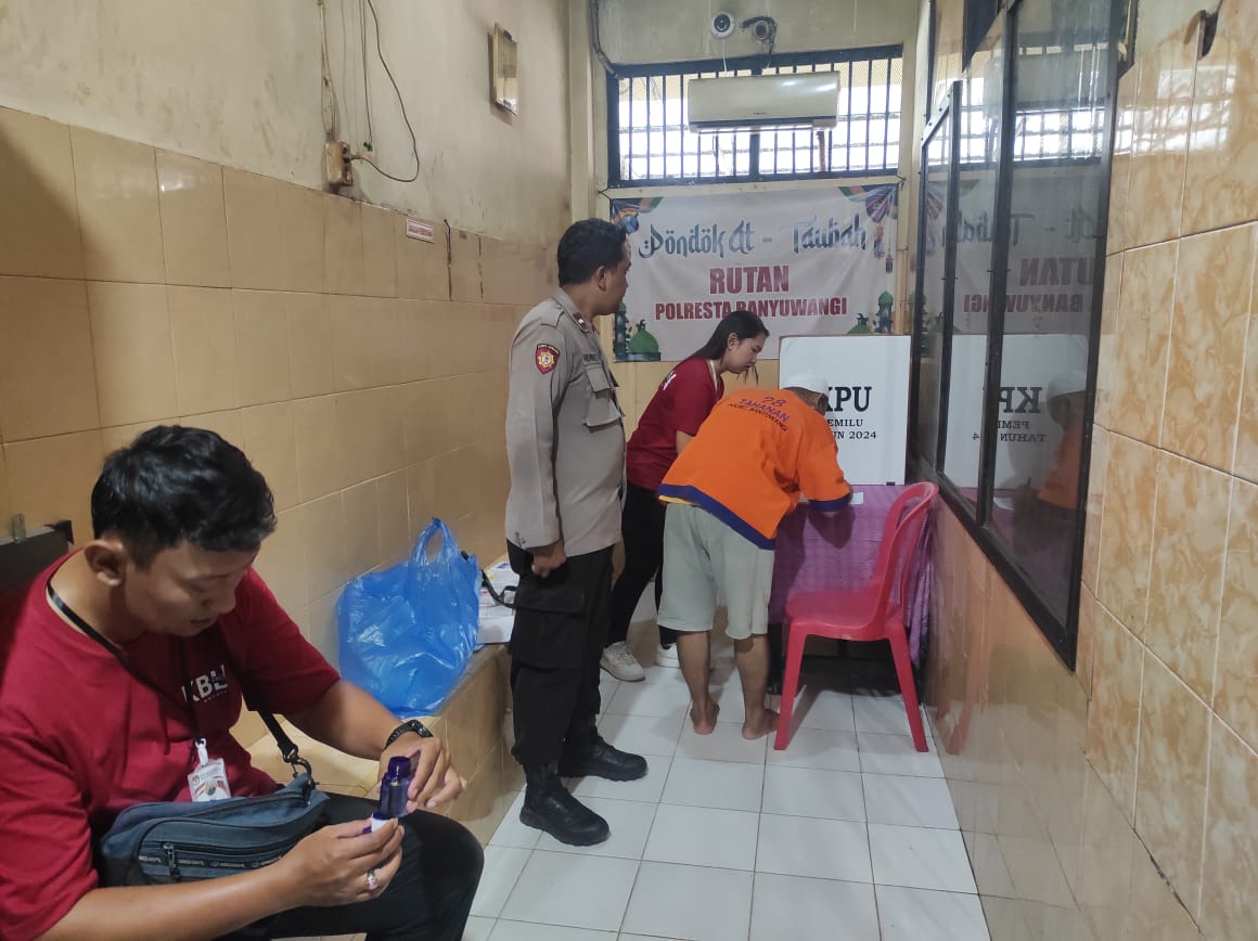 COBLOSAN: Sejumlah tahanan Polresta Banyuwangi menyalurkan hak pilihnya meski tetap berada di ruang tahanan,&nbsp;Rabu (14/2).