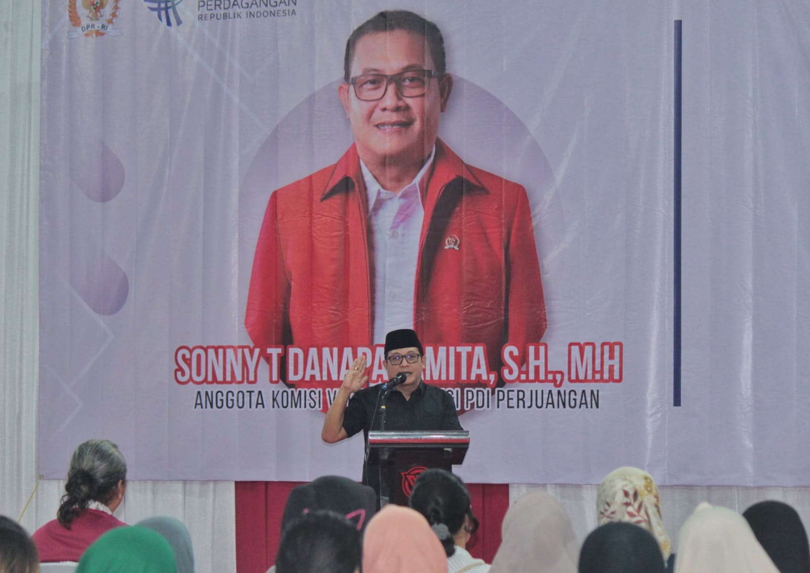 SOSIALISASI: Sonny T Danaparamita memberikan sambutan dalam sosialisasi program dan kebijakan Kemendag RI pada Kamis (26/10/2023) malam.