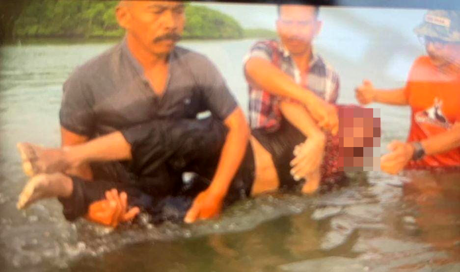 DIEVAKUASI KELUARGA: Jenazah Nazril Ilham, 16, warga Dusun Ranurejo, Desa Sumberanyar, Kecamatan Banyuputih, ditolong oleh pihak keluarganya, Kamis (15/2).