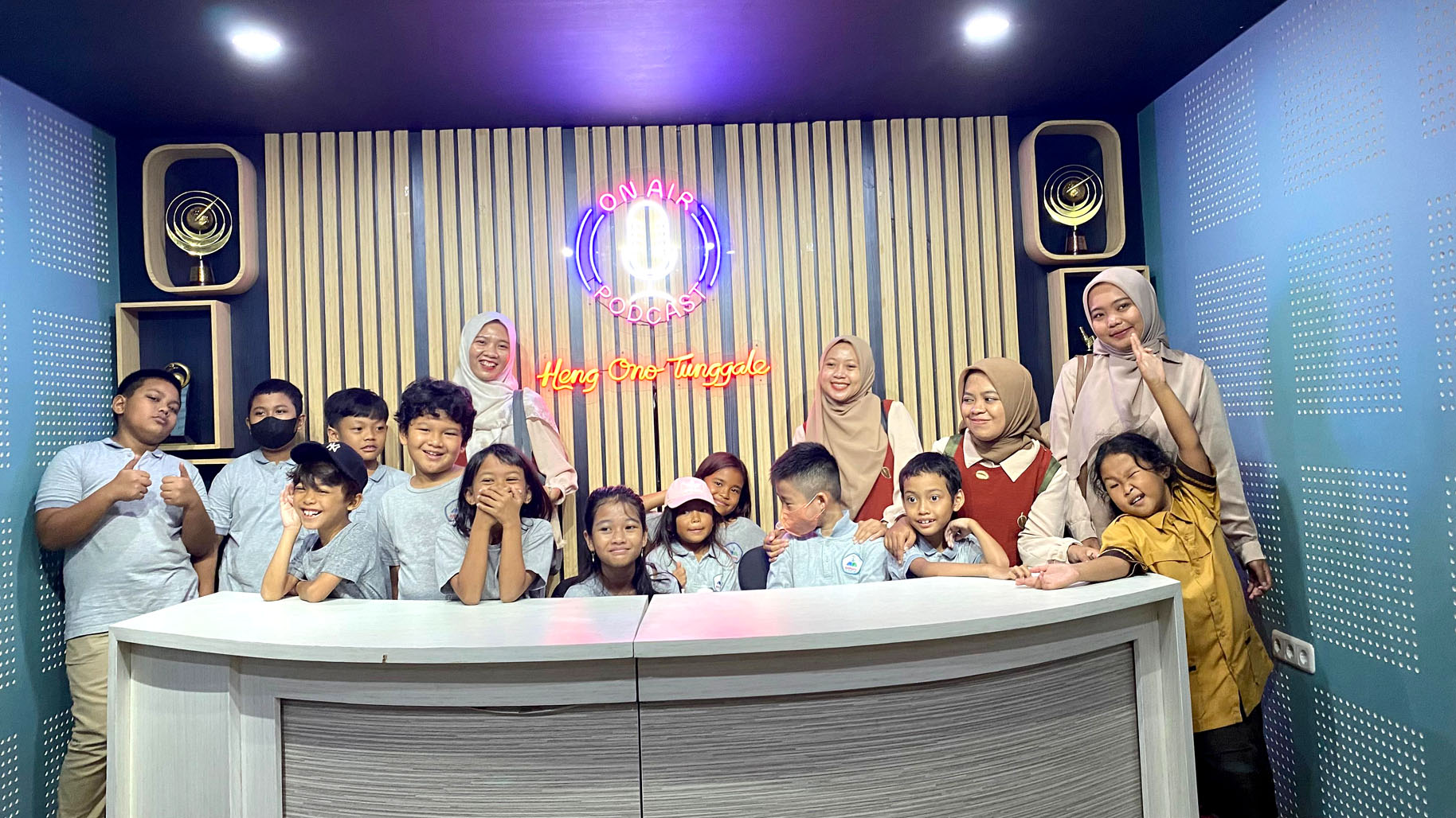 MERIAH : Puluhan siswa bersama guru pendamping berkunjung ke ruang podcast Radar Banyuwangi TV.