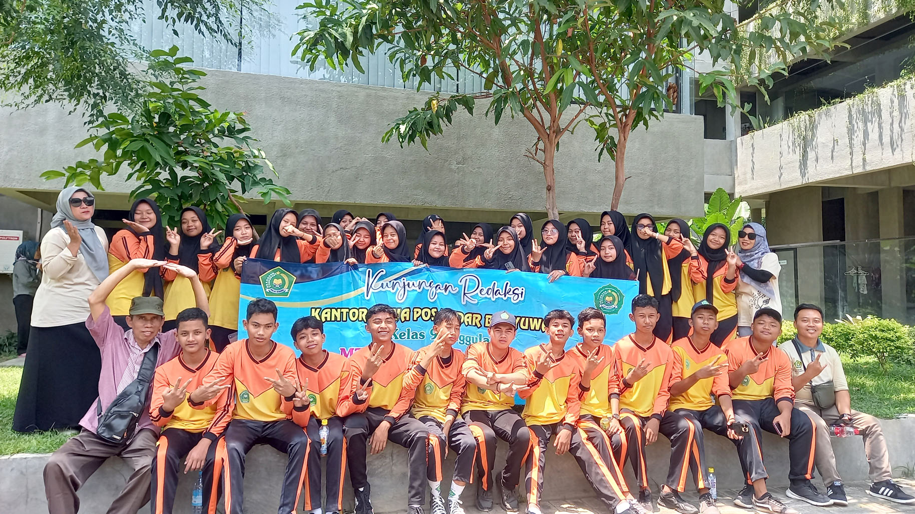 SEMANGAT : Siswa MTsN 6 Banyuwangi usai menjalani pembekalan materi jurnalistik di Graha Pena Banyuwangi