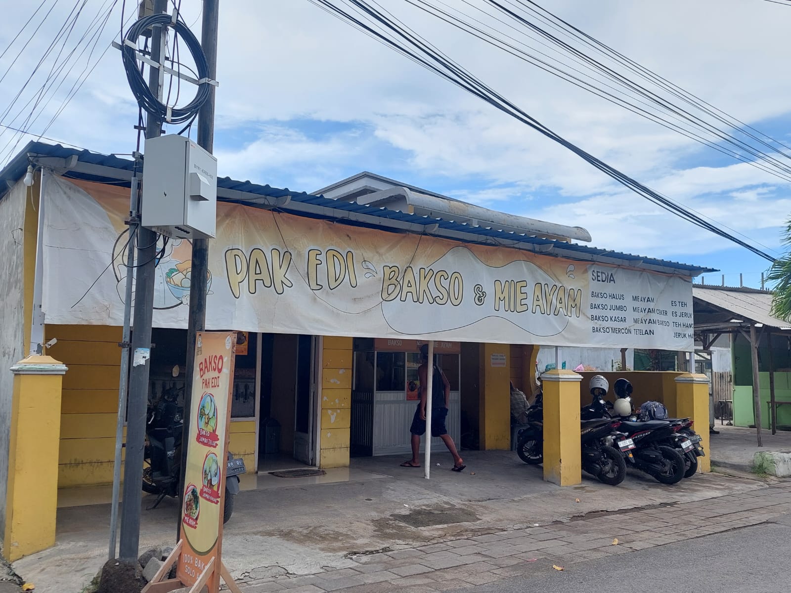 Warung Bakso Pak Edi di Jalan Ikan Mungsing Kelurahan Karangrejo, Kecamatan Banyuwangi, tampak depan.