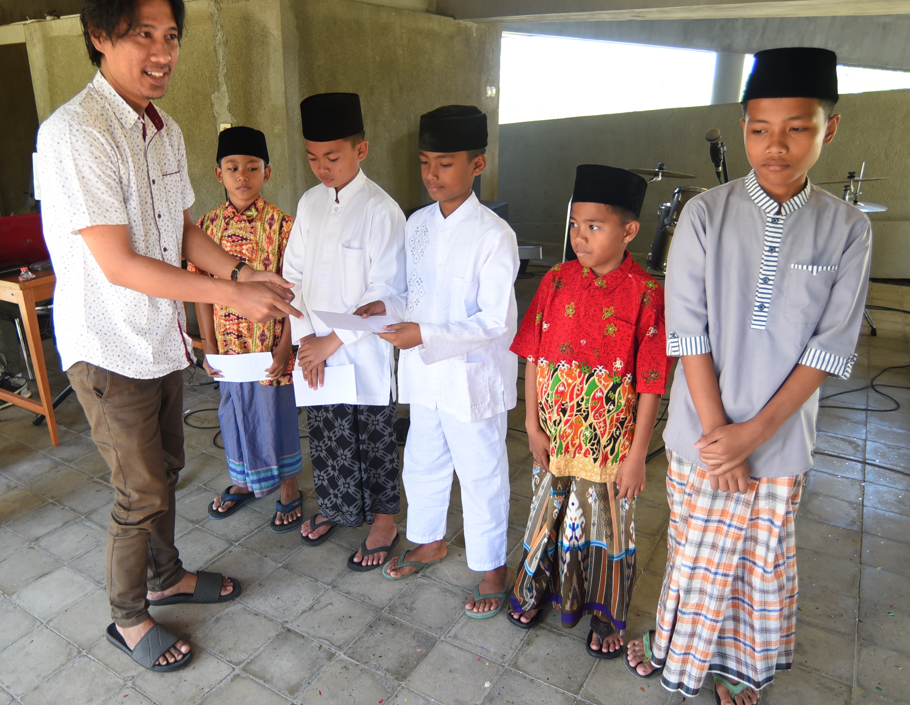BERPAHALA : Menyantuni anak yatim merupakan amalan yang diganjar sebagai bentuk jariah.