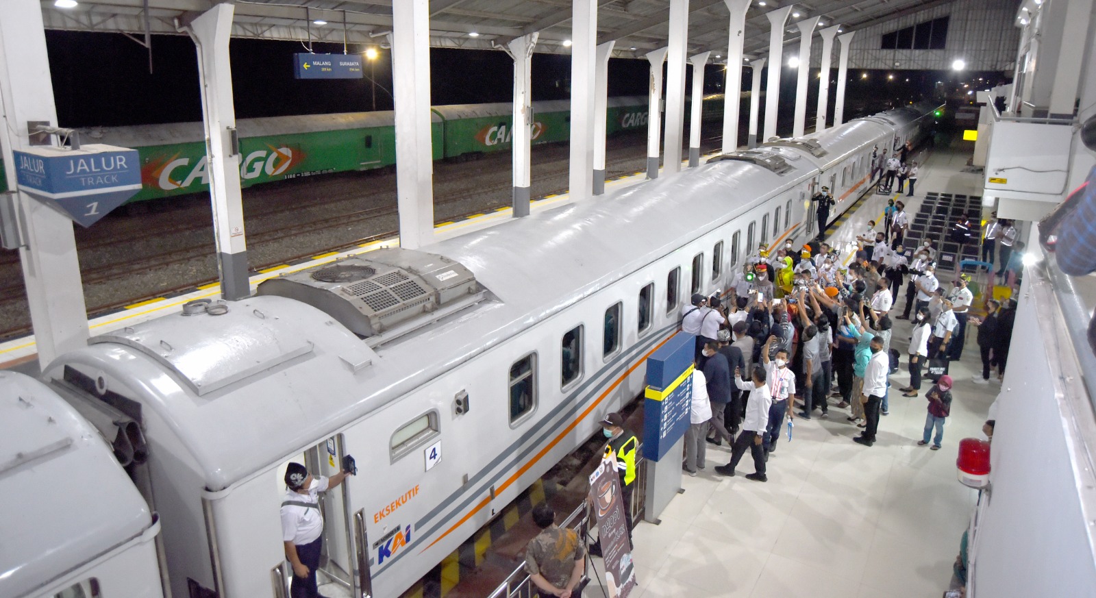 BERANGKAT MALAM: Deretan gerbong kereta Blambangan Ekspres di Stasiun Ketapang.