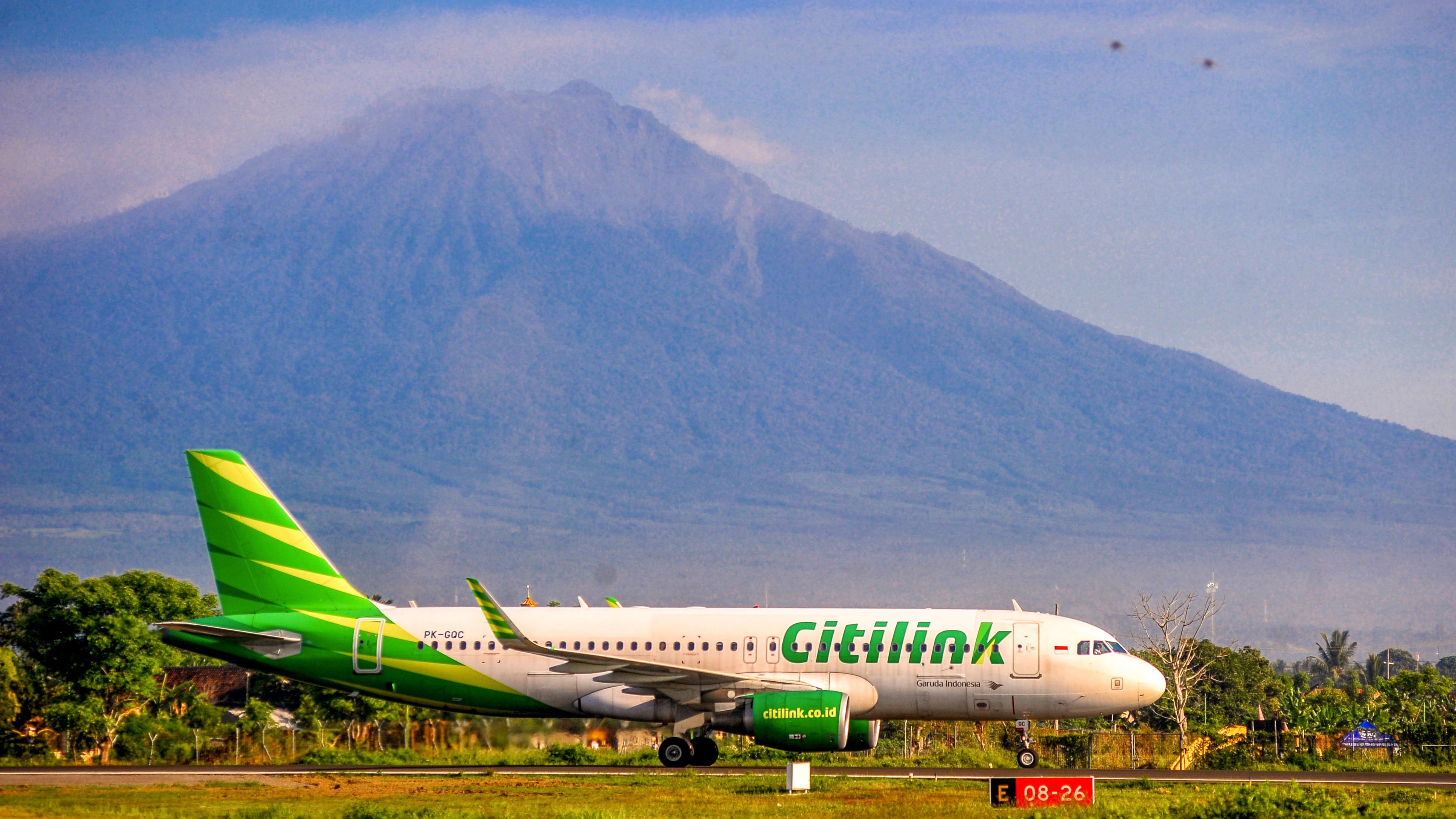 DEKAT SAWAH: Bandara Internasional Banyuwangi merupakan salah satu green airport di Indonesia yang memanfaatkan potensi alam sekitarnya.