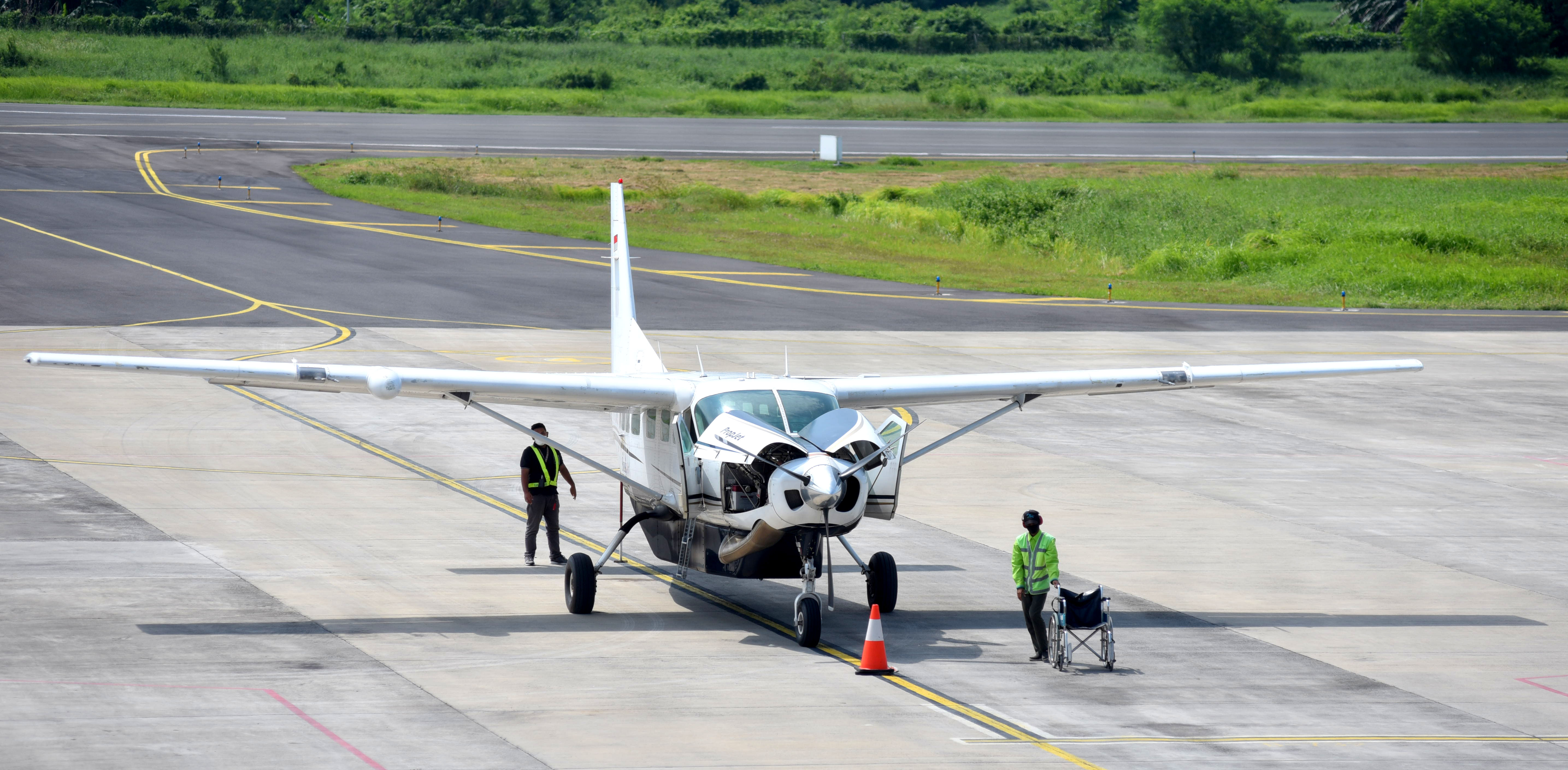 PERINTIS: Petugas menyiapkan pesawat Grand Caravan rute Banyuwangi &ndash; Sumenep di Bandara Banyuwangi.