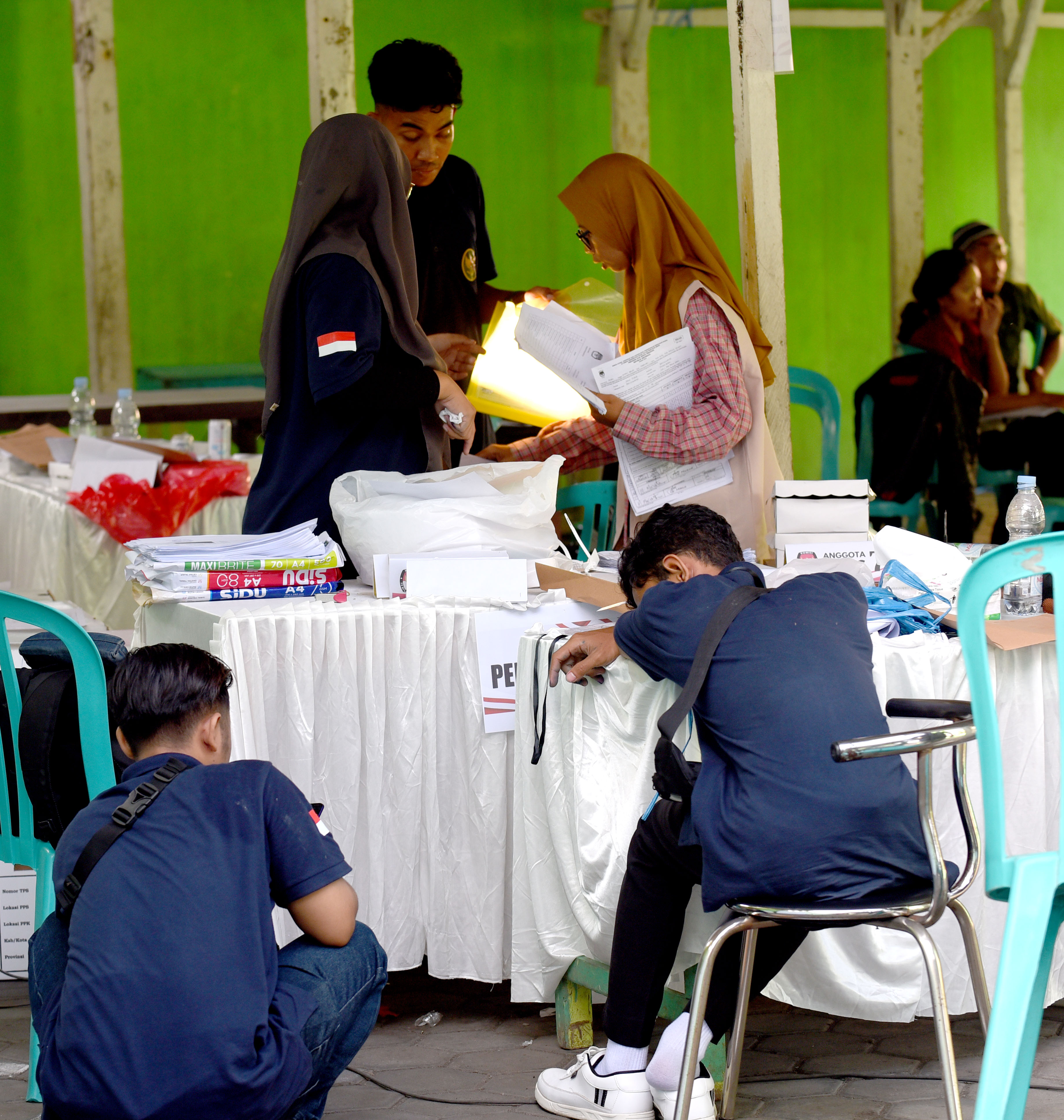 LETIH LESU DAN LELAH: Padatnya perhitungan suara di TPS membuat banyak anggota KPPS yang kemudian tumbang