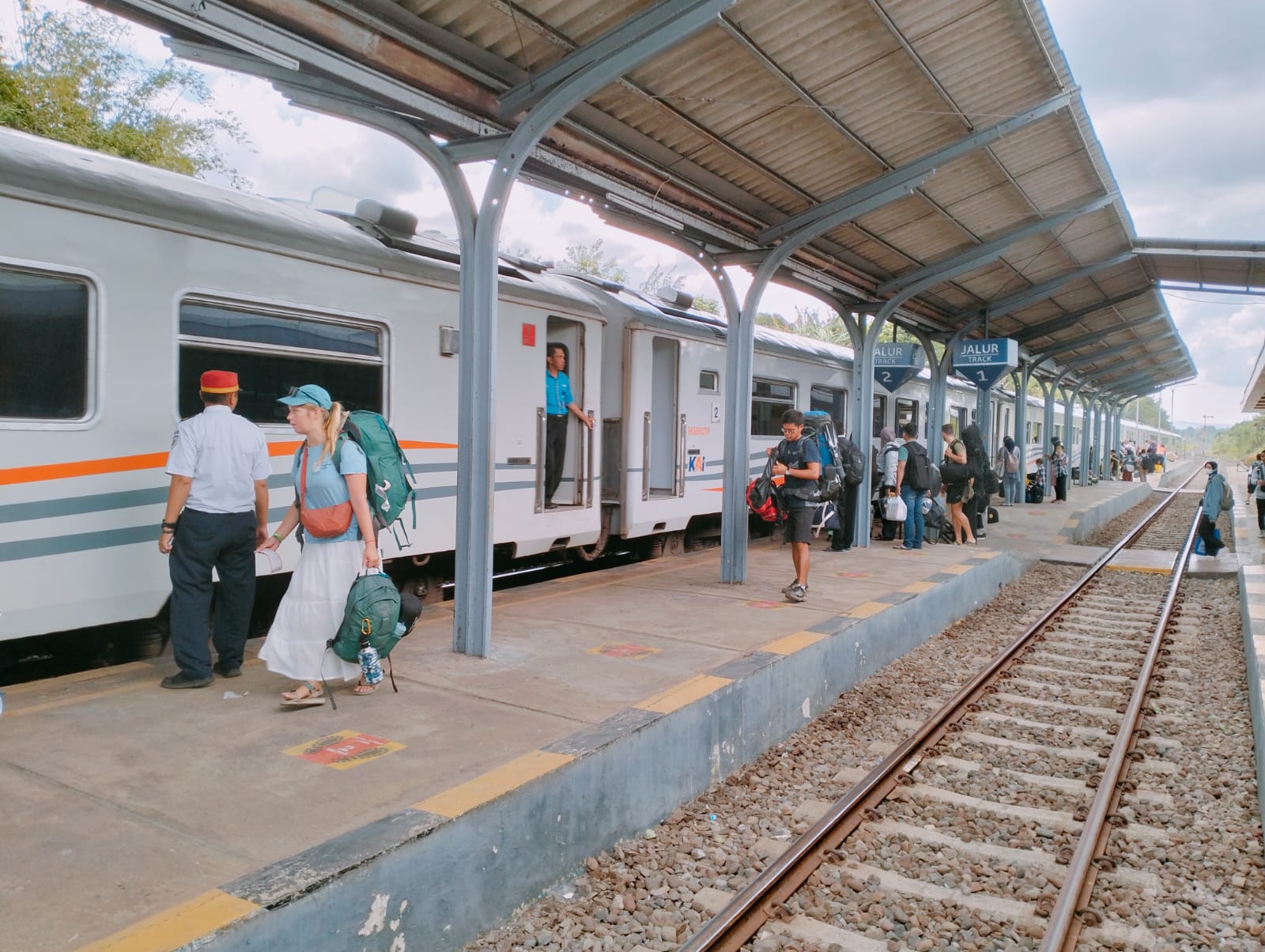 RUTIN: Penumpang turun dari kereta api di Stasiun Banyuwangi Kota.