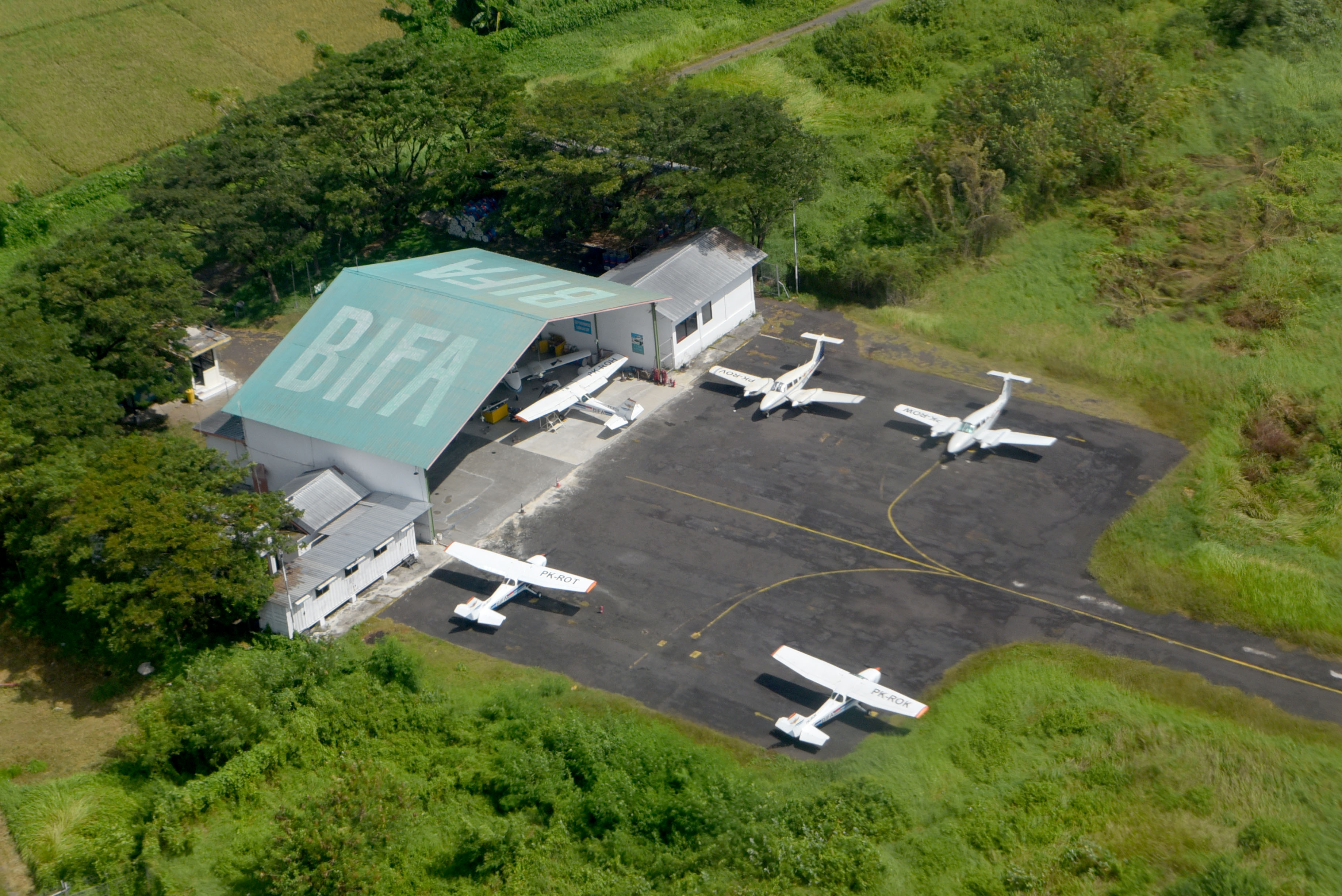 GARASI: Hanggar untuk pesawat latih Bali International Flight Academy di kawasan Bandara Banyuwangi.