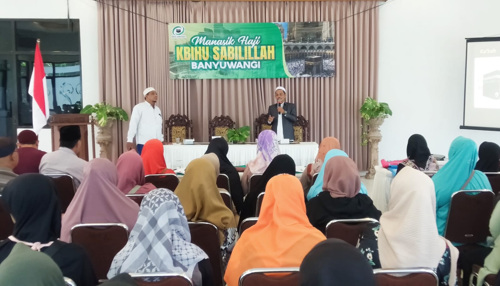 TEMUI JAMAAH: Perwakilan KBIHU Sabilillah di tanah suci Ustad H Adhim Faisol saat memberikan materi manasik haji, pada Minggu (18/2) di Hall Tanjung Asri, Banyuwangi