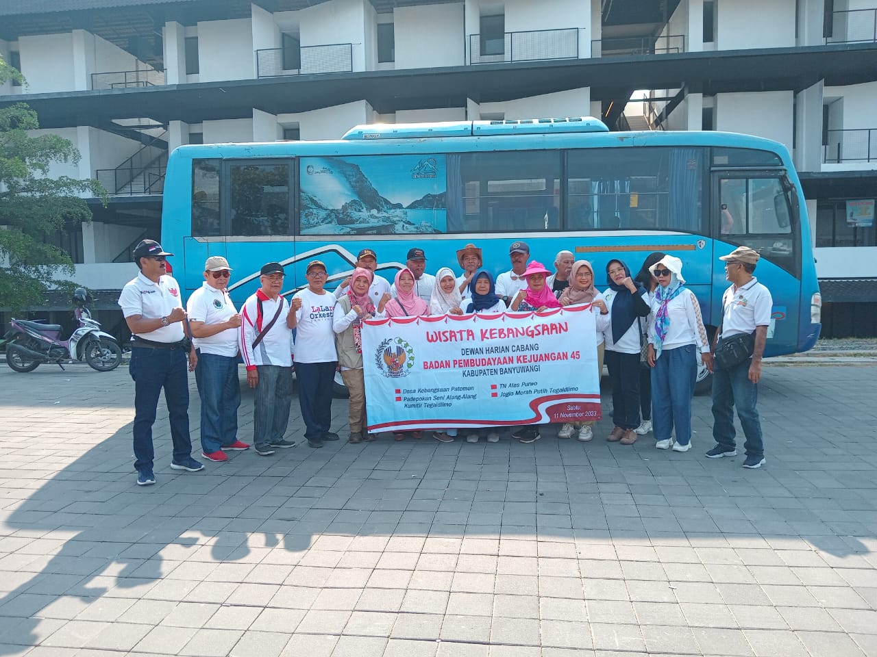 Wisatawan lokal berfoto di Terminal Wisata Terpadu Sobo, Banyuwangi sebelum bus Damri berangkat.