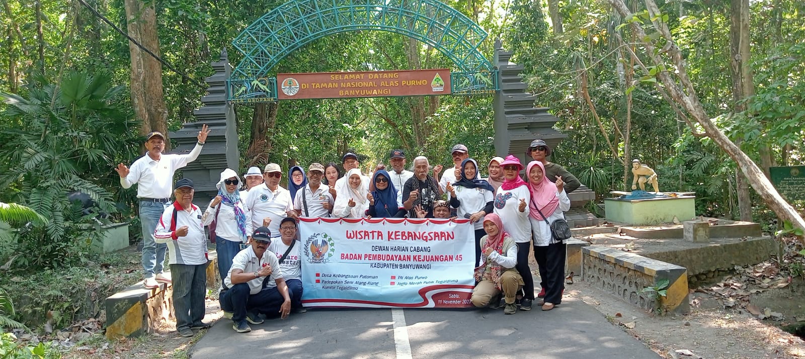 Wisatawan lokal berfoto di depan gerbang Taman Nasional Alas Purwo.