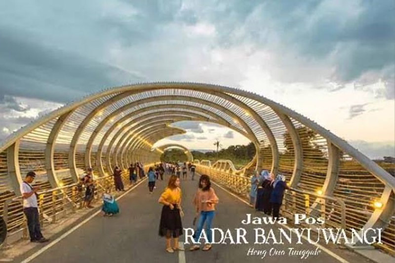 Pantai Boom Banyuwangi memiliki banyak spot foto unik, seperti jembatan lintas ini.