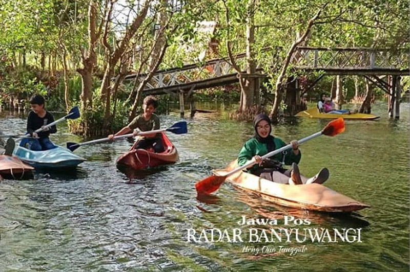 Wahana wisata kano kini menjadi suguhan menantang bagi wisatawan di Pantai Cacalan Banyuwangi.