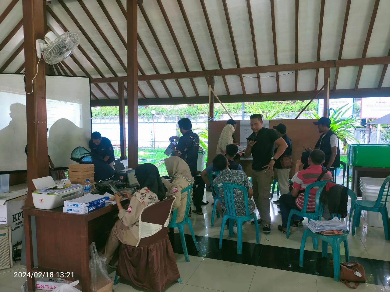 TERTIB: PPK Rogojampi melangsungkan rekapitulasi tingkat kecamatan di Pendapa Kecamatan Rogojami, Minggu (18/2)