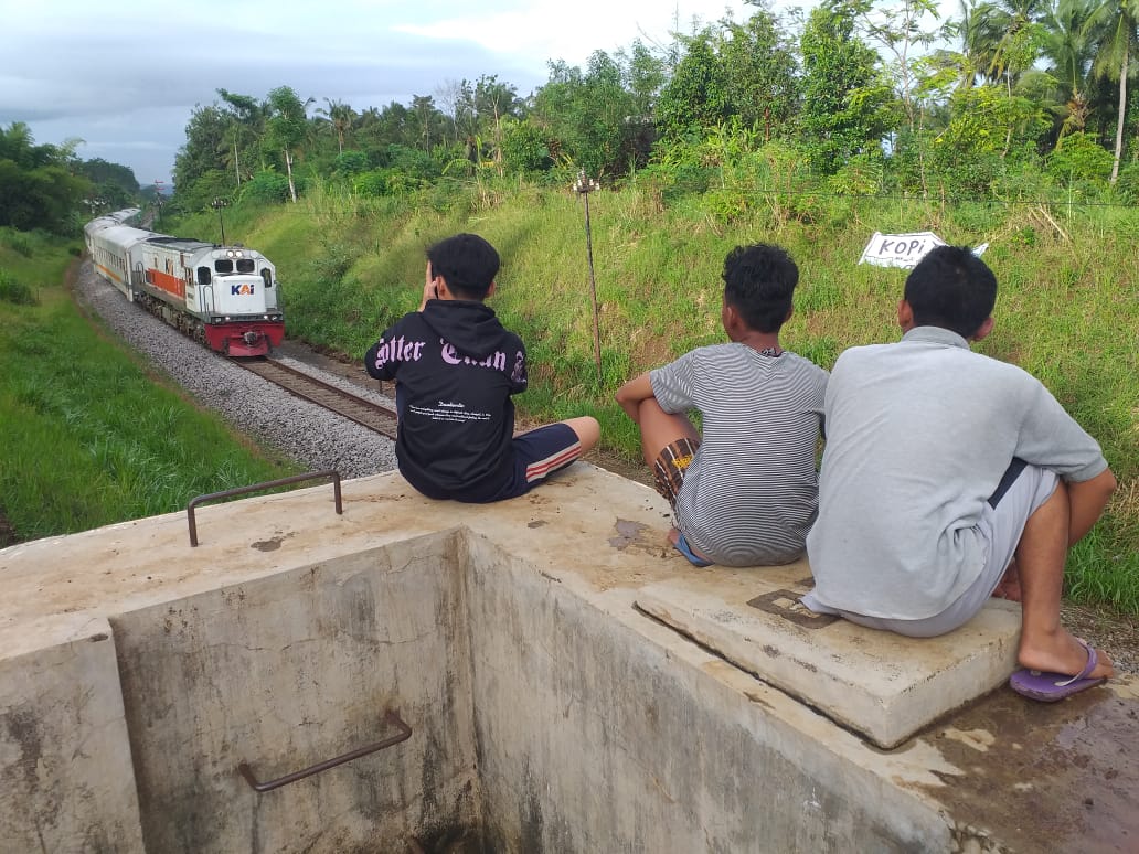 PEMANDANGAN LANGKA : Mengabadikan kereta api lewat sambil ngopi di alam terbuka menjadi pengalaman tersendiri.