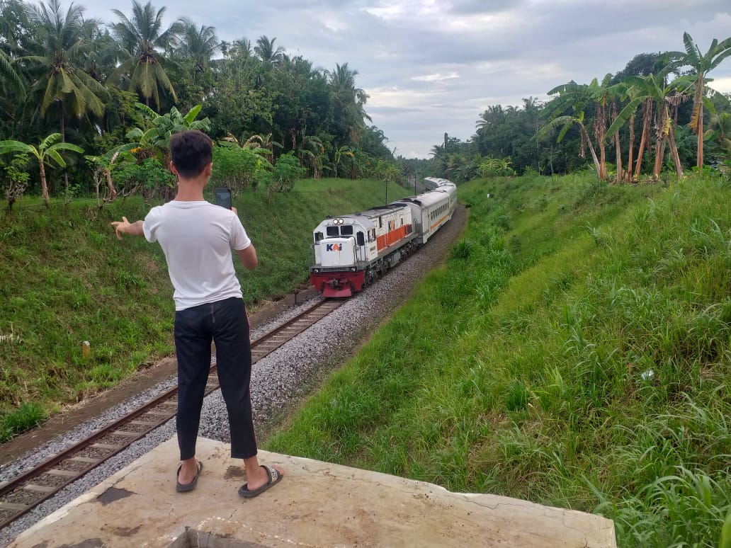 SALING SAPA: Komunitas railfans sering menggunakan Bukit Kopi Tepi sebagai lokasi pengambilan gambar.