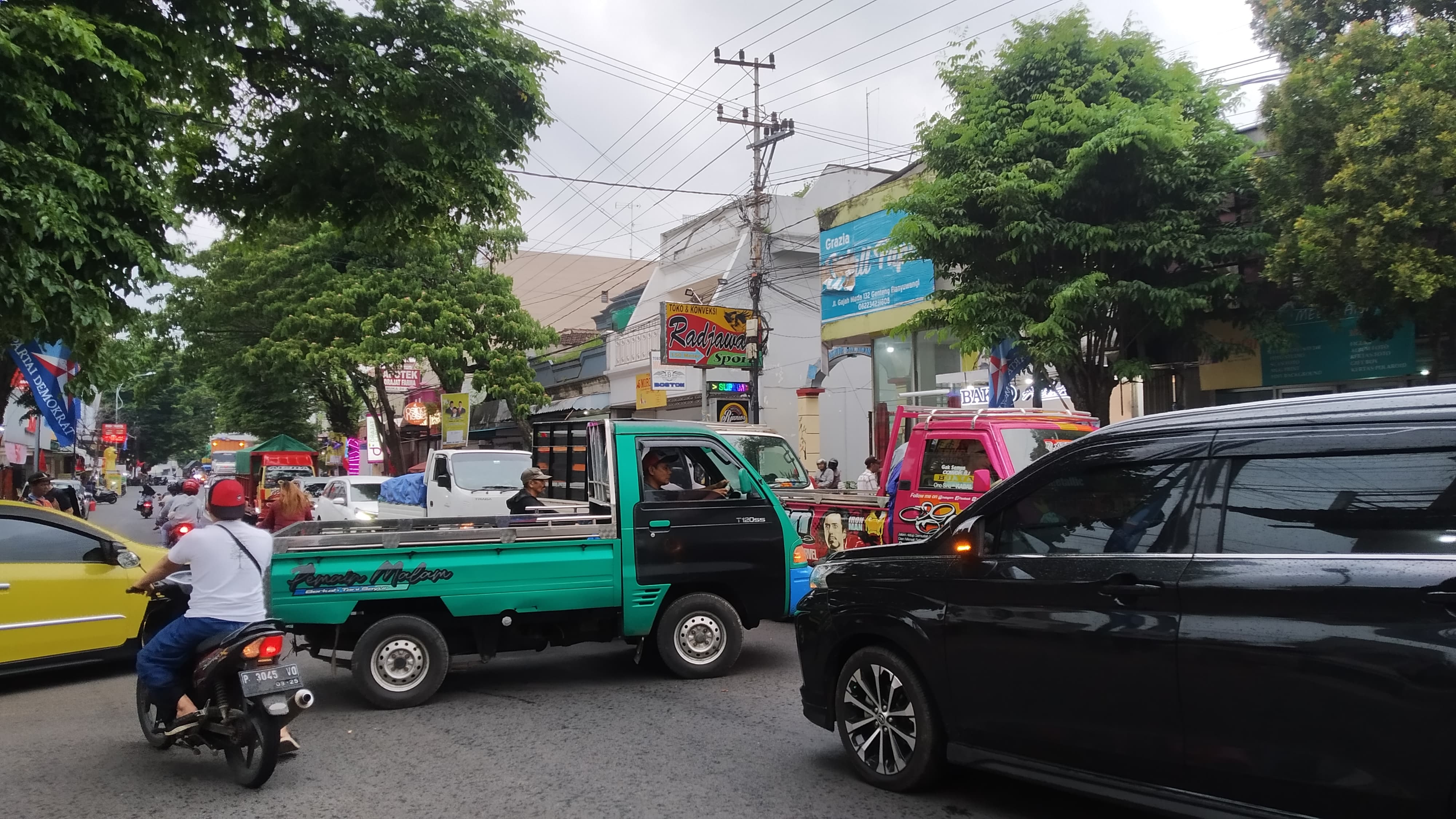 MACET: Jalan Gajah Mada Desa Genteng Kulon, Kecamatan Genteng ini setiap sore selalu macet dan padat&nbsp;pada Sabtu (17/2) sore.