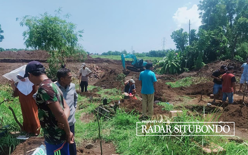 BONGKAR KUBUR: Warga Dusun Sanggaran, Desa Blimbing, Kecamatan Besuki, membongkar puluhan kubur, minggu lalu (18/2).