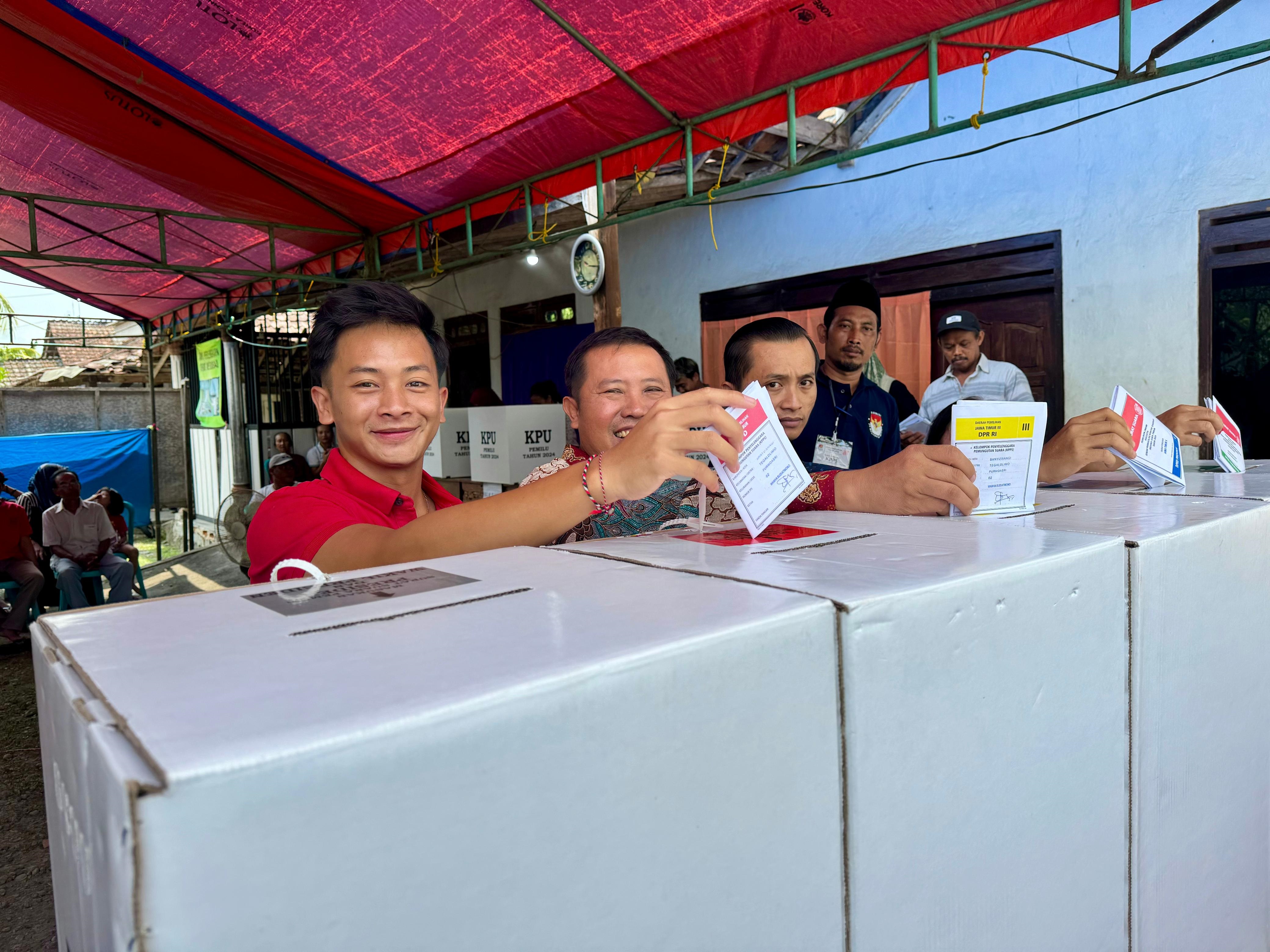 RAIH SUARA SIGNIFIKAN: Bagus Amerta Dewa, caleg PDIP dari dapil Banyuwangi 3 ikut menyalurkan suaranya di TPS&nbsp; Dusun Kalisari,&nbsp; Desa Purwoasri, Kecamatan Tegaldlimo pada 14 Februari lalu.