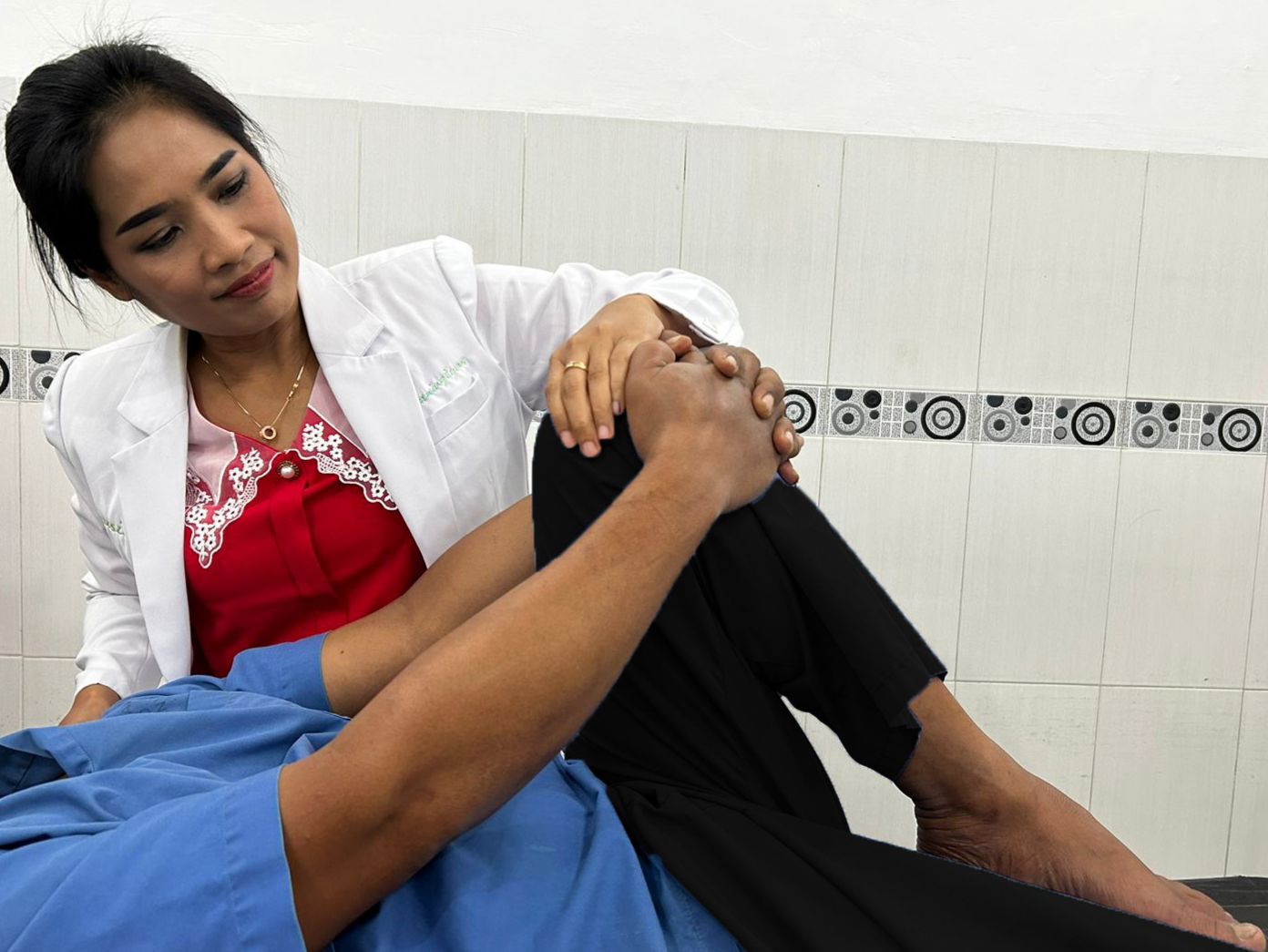 PENGOBATAN: dr Yanuarningtyas SpAn FIP memeirksa pasien yang dating ke Poli Nyeri RSUD Genteng.