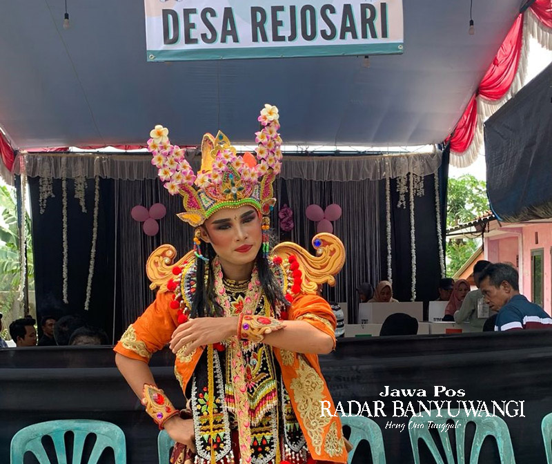 Edo berkostum pemain janger mencoblos pemilu di TPS 8 Rejosari, Kecamatan Glagah, Banyuwangi pada 12 Februari 2024 lalu.