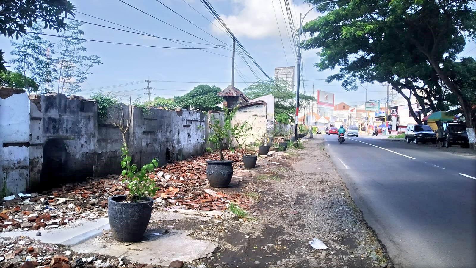 BERJEJER: Sepanjang bekas kios loak onderdil motor di Jalan Hasanuddin, Dusun Krajan, Desa Genteng Wetan, Kecamatan Genteng diberi pot bunga Senin (19/2).