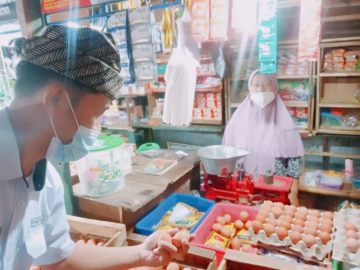PENGECEKAN: Arif Kurniawan memantau perkembangan harga telur di Pasar Induk Genteng 1 Selasa (20/2).