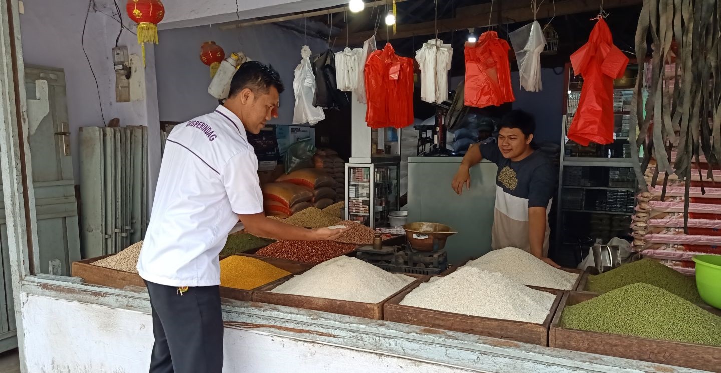 PENGECEKAN: Arif Kurniawan memantau perkembangan harga beras di Pasar Induk Genteng 1 Selasa (20/2)