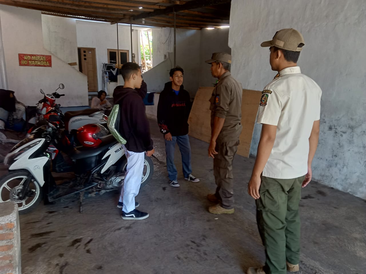 DIBINA: Lima siswa SMK yang kedapatan bolos diberikan arahan oleh Sekcam Edi Basuki di halaman kantor Kecamatan Rogojampi Selasa (20/2).