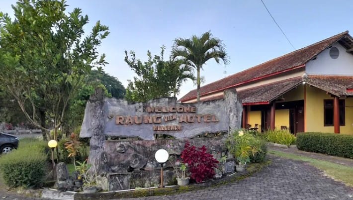 Halaman parkir Hotel Raung View sangat luas.