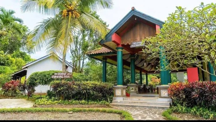 Restoran Margo Utomo Eco Resort tampak elegan dan asri.