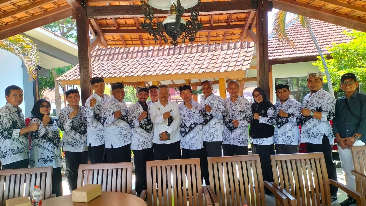 DISUKSI GAYENG: Pengurus PGRI Banyuwangi periode 2024&ndash;2025 melakukan audiensi dengan Kepala Bakesbangpol Banyuwangi M. Lutfi Rabu ( 21/2).