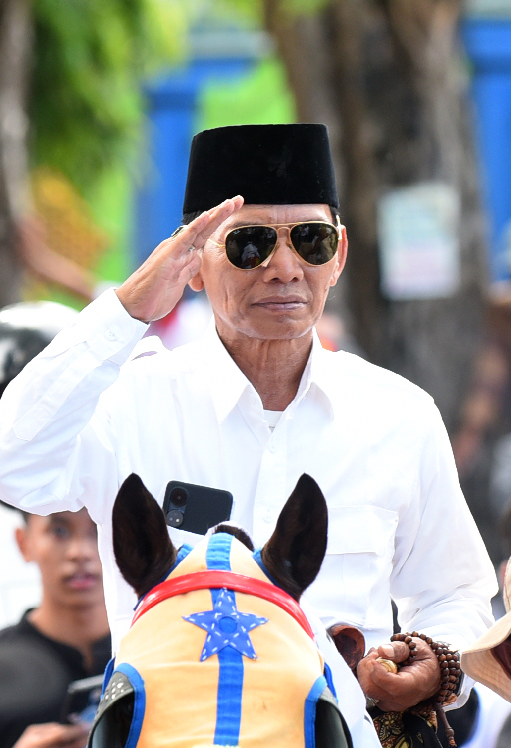 NAIK KUDA: Naufal Badri, caleg dari Partai Gerindra dapil Banyuwangi 1, ketika mendaftar caleg ke kantor KPU Banyuwangi