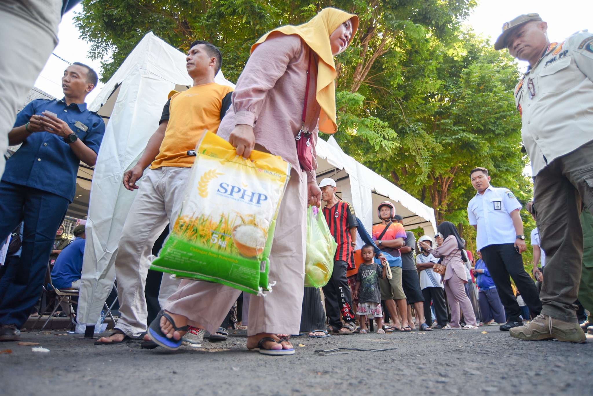ANTRE: Operasi beras murah yang dipusatkan di depan Gedung Juang 45 Banyuwangi dijubeli warga Rabu (21/2).&nbsp;