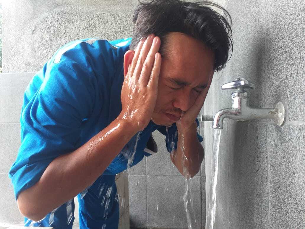 TERTIB: Sebelum mengerjakan salat diwjaibkan untuk berwudhu sebagai bagian kesempurnaan salat.