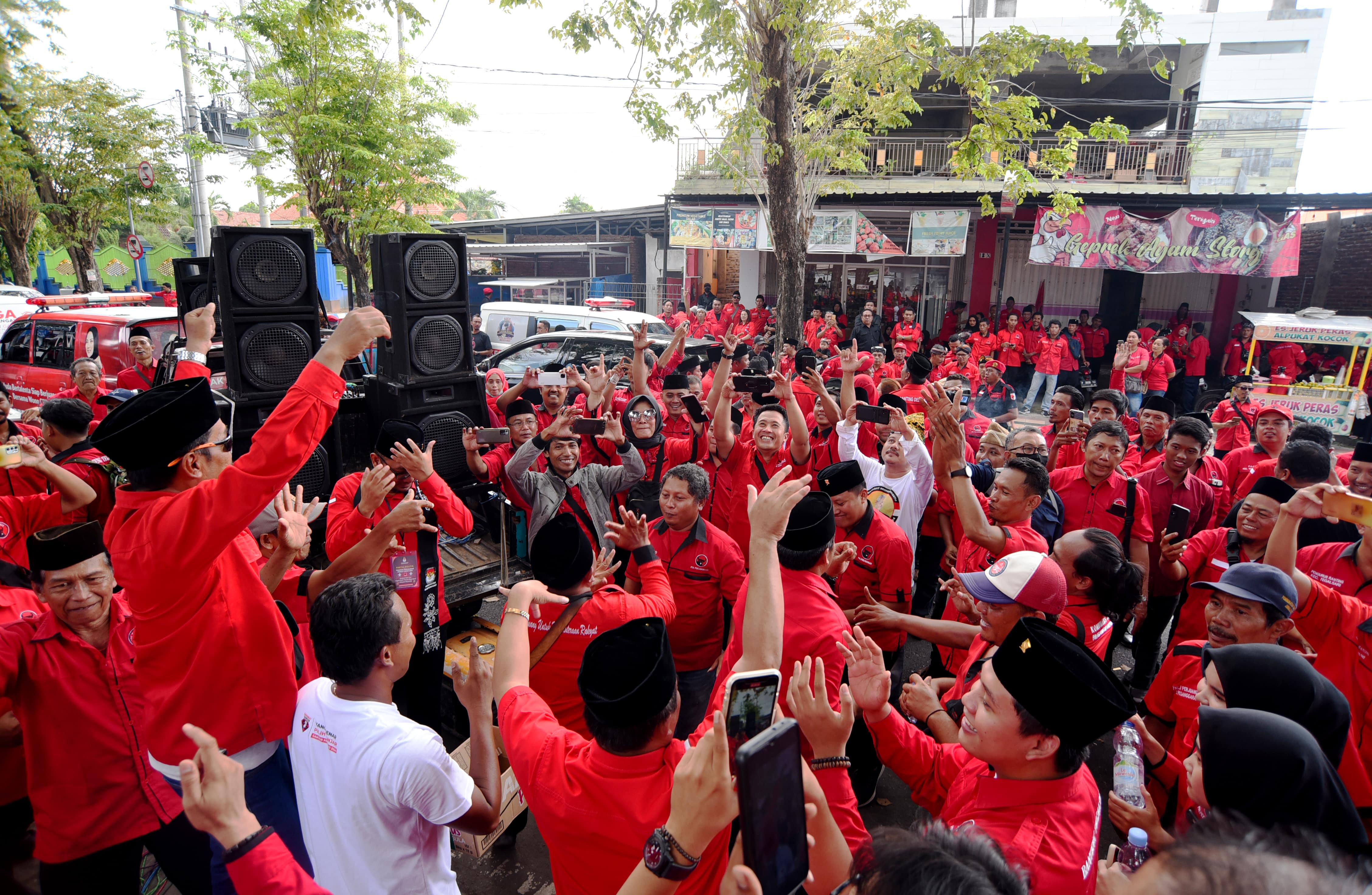 MENANG : Kades dan simpatisan PDIP Banyuwangi bangga partainya hampir pasti keluar sebagai pemenang dalam pemilu 2024