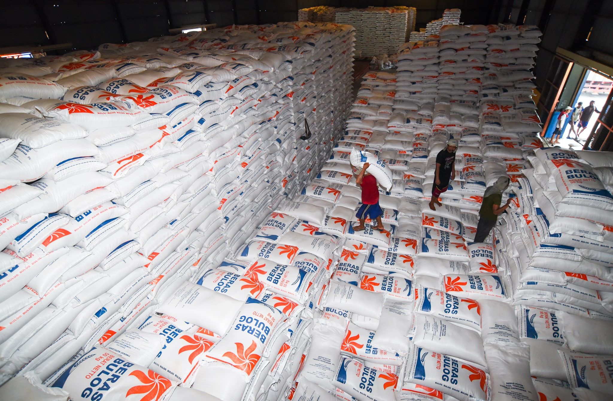 BAKAL DIKIRIM KE NTT: Sebanyak 15 ribu ton beras impor dari Thailand disimpan di gudang Perum Bulog Banyuwangi di Jalan Gatot Subroto, Ketapang, Kalipuro, Banyuwangi, Kamis (22/2).