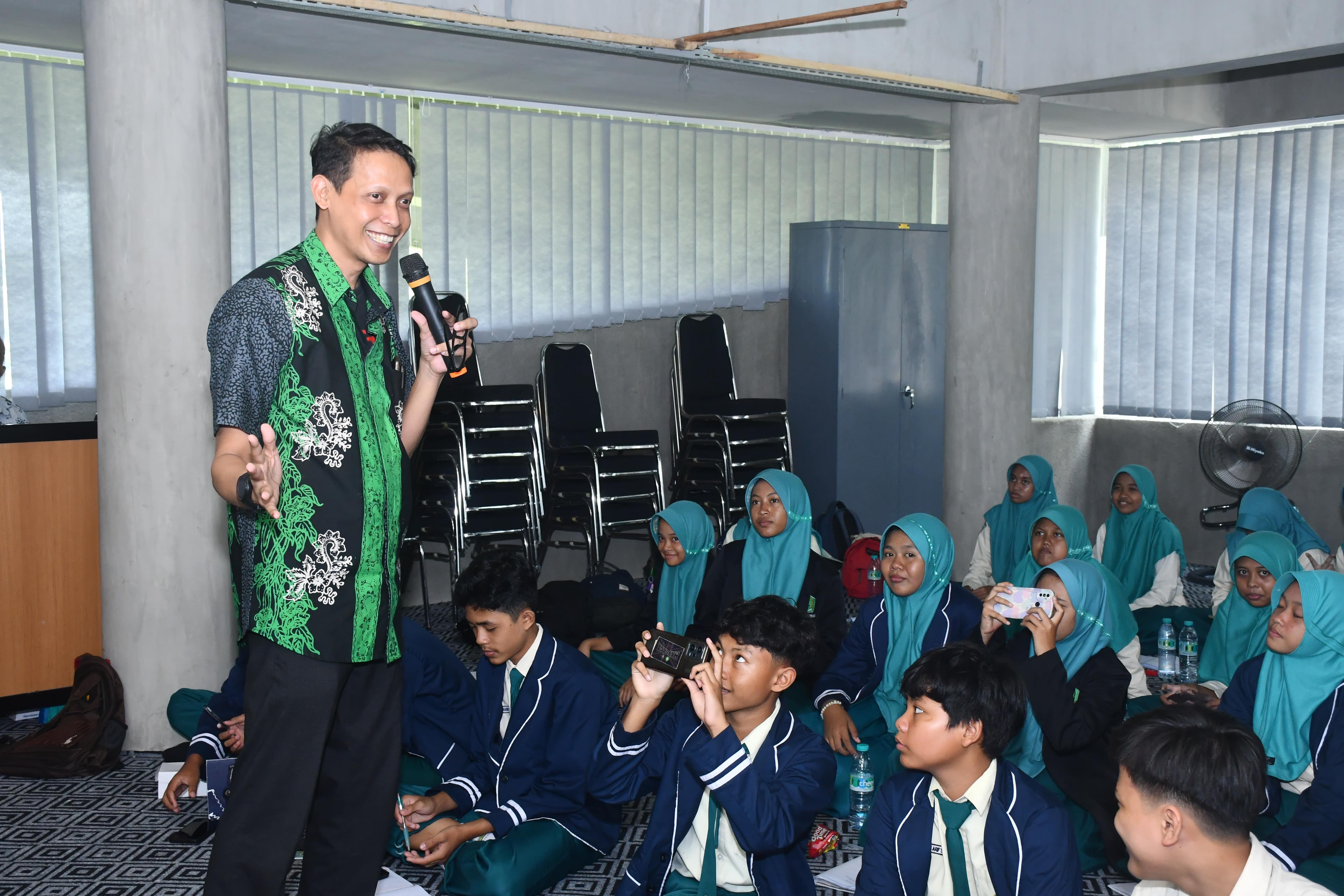 PEMBEKALAN: GM JP-RaBa Rahman Bayu Saksono menyampaikan materi menulis opini kepada puluhan siswa MTsN 3 Banyuwangi di kantor JP-RaBa Kamis (22/2).