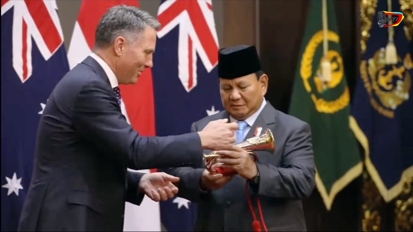 BUAT CAPRES: Prabowo menerima kado sebuah terompet dari Wakil PM Australia