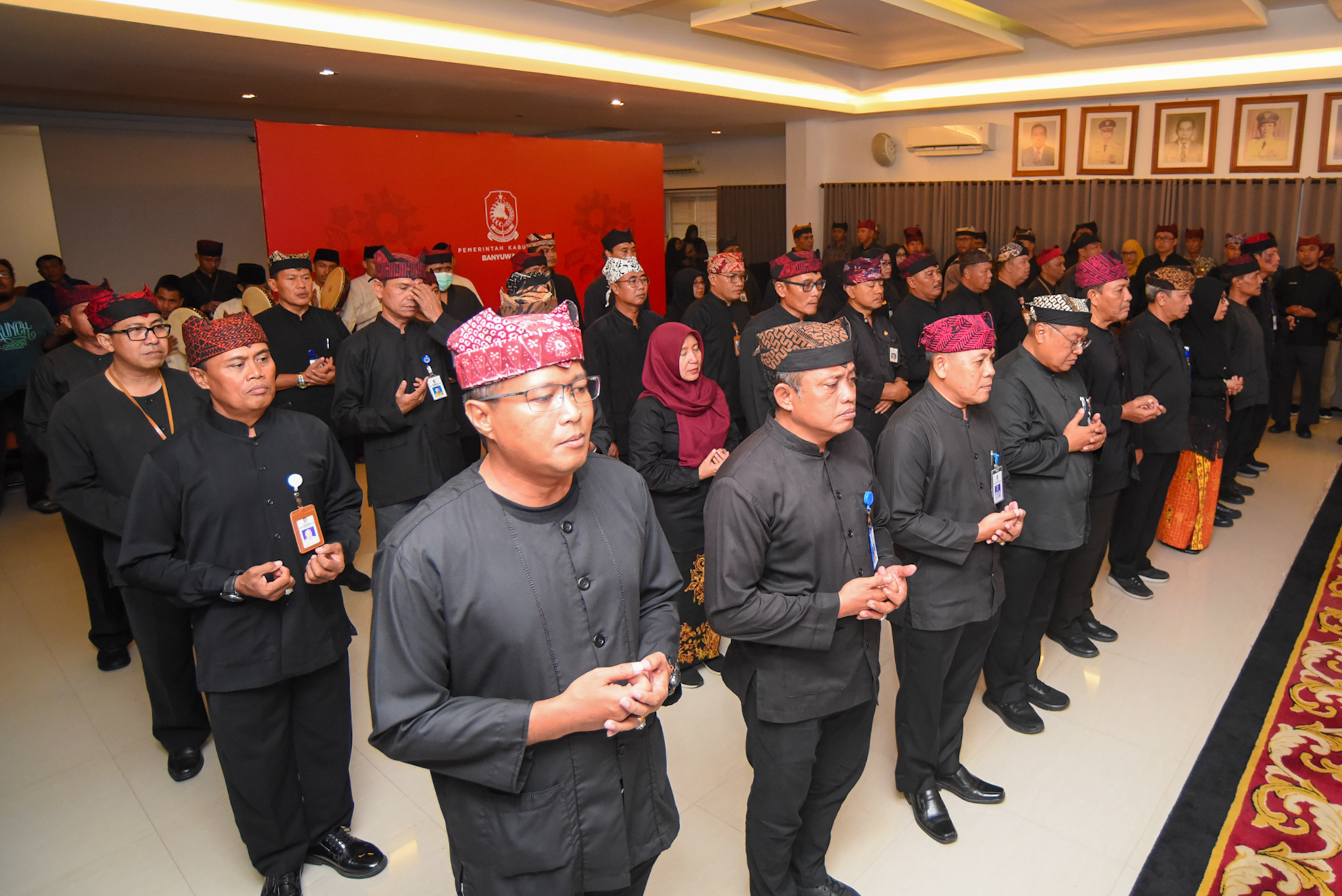 DILANTIK: Mutasi yang berlangsung di Ruang Rempeg Jogopati kantor Pemkab Banyuwangi kemarin (23/2) melibatkan 51 pejabat mulai eselon II, eselon III, maupun eselon IV.