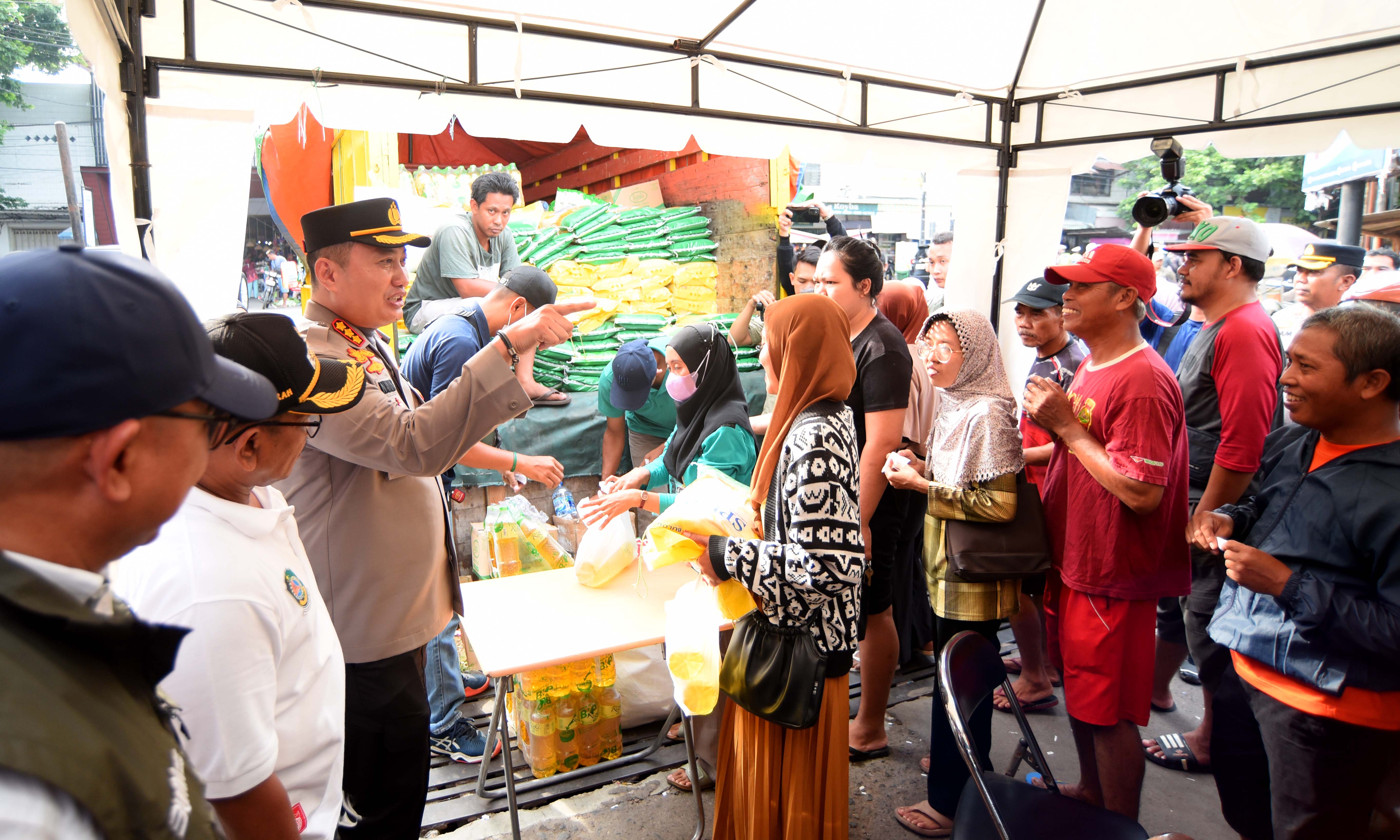 CEK HARGA BERAS: Selain mengecek stok dan harga beras, Satgas Pangan juga meninjau operasi pasar yang digelar tak jauh dari Pasar Rogojampi Jumat(23/2)